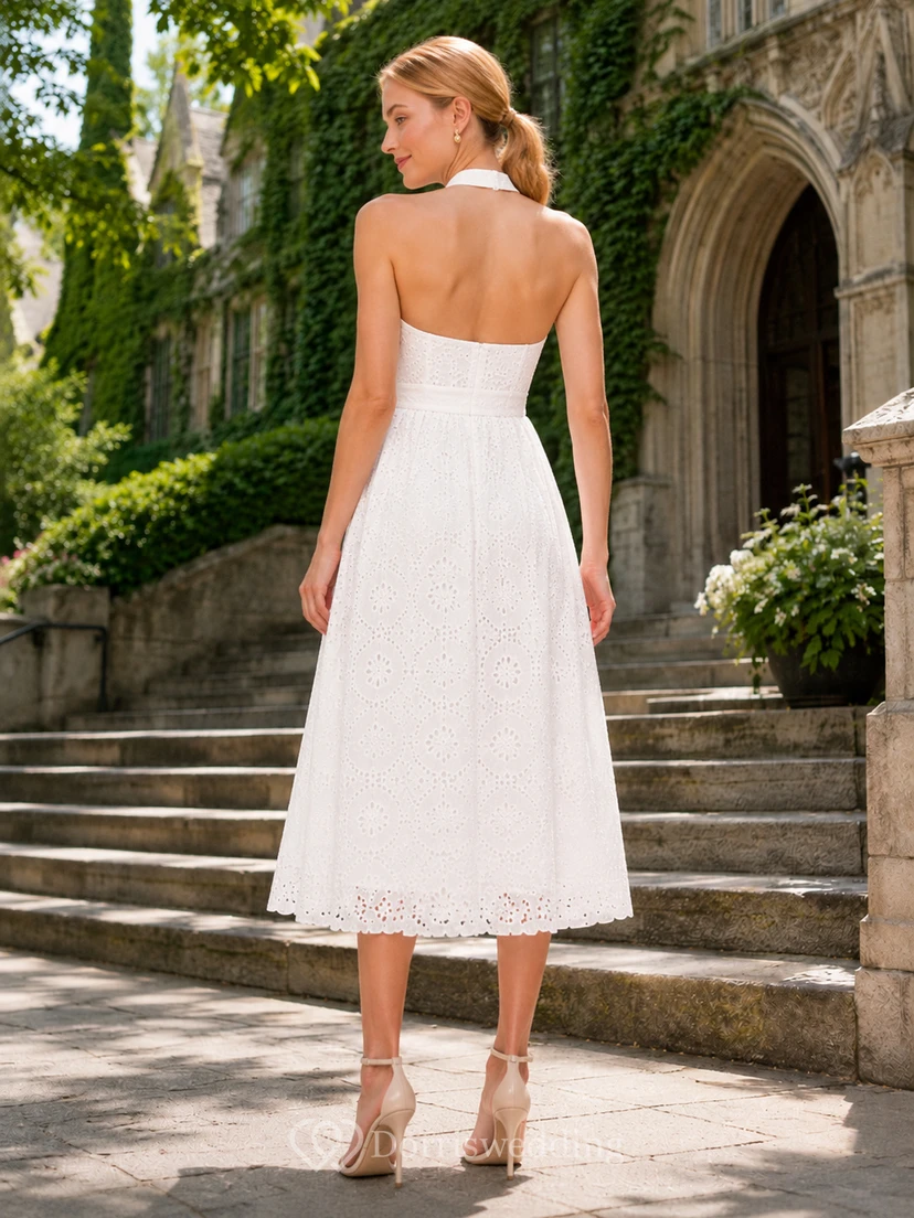 Vestido de graduación blanco de encaje con ojales y escote halter, largo hasta la rodilla view 2
