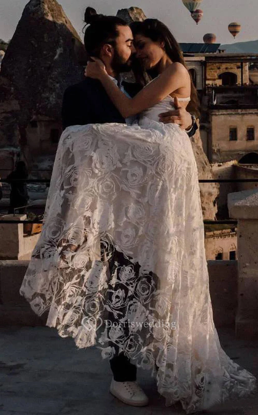 Robe de mariée en dentelle empire plissée, fendue sur le devant et à fines bretelles, style spaghetti, sans manches. view 6