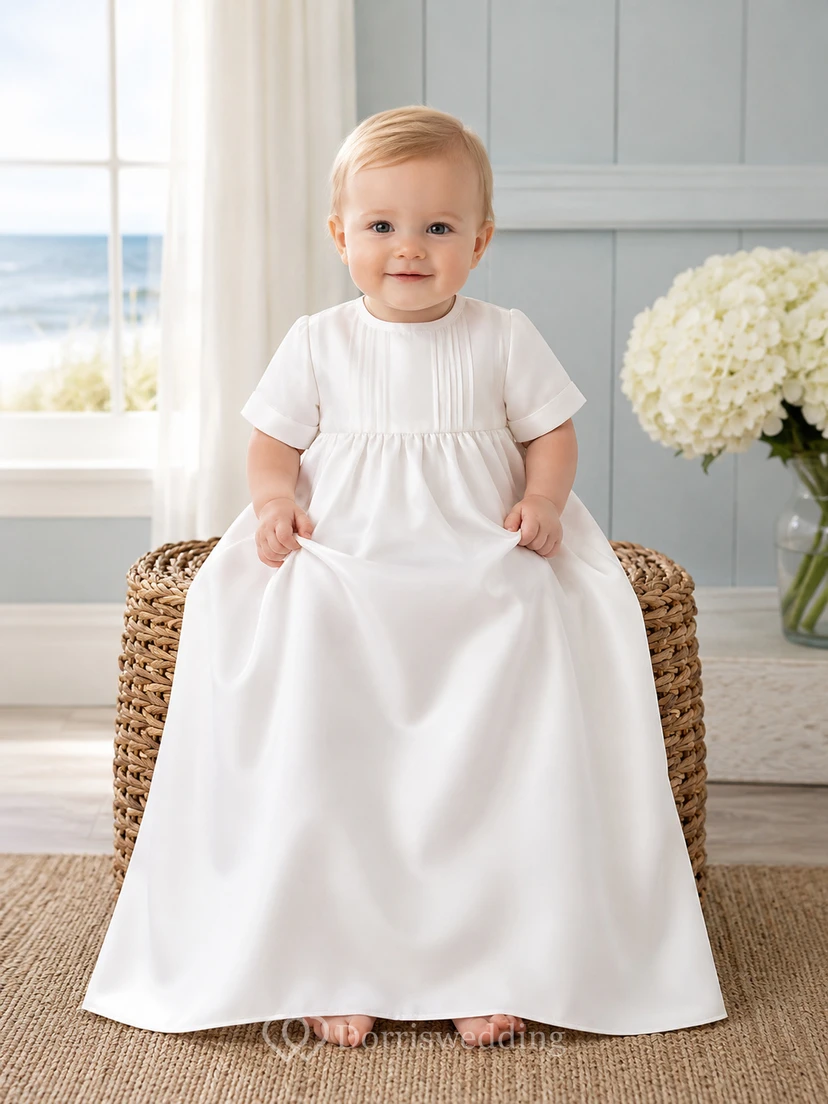 Schlichtes, mattes Satin-Taufkleid in A-Linie mit kurzen Ärmeln, bodenlang