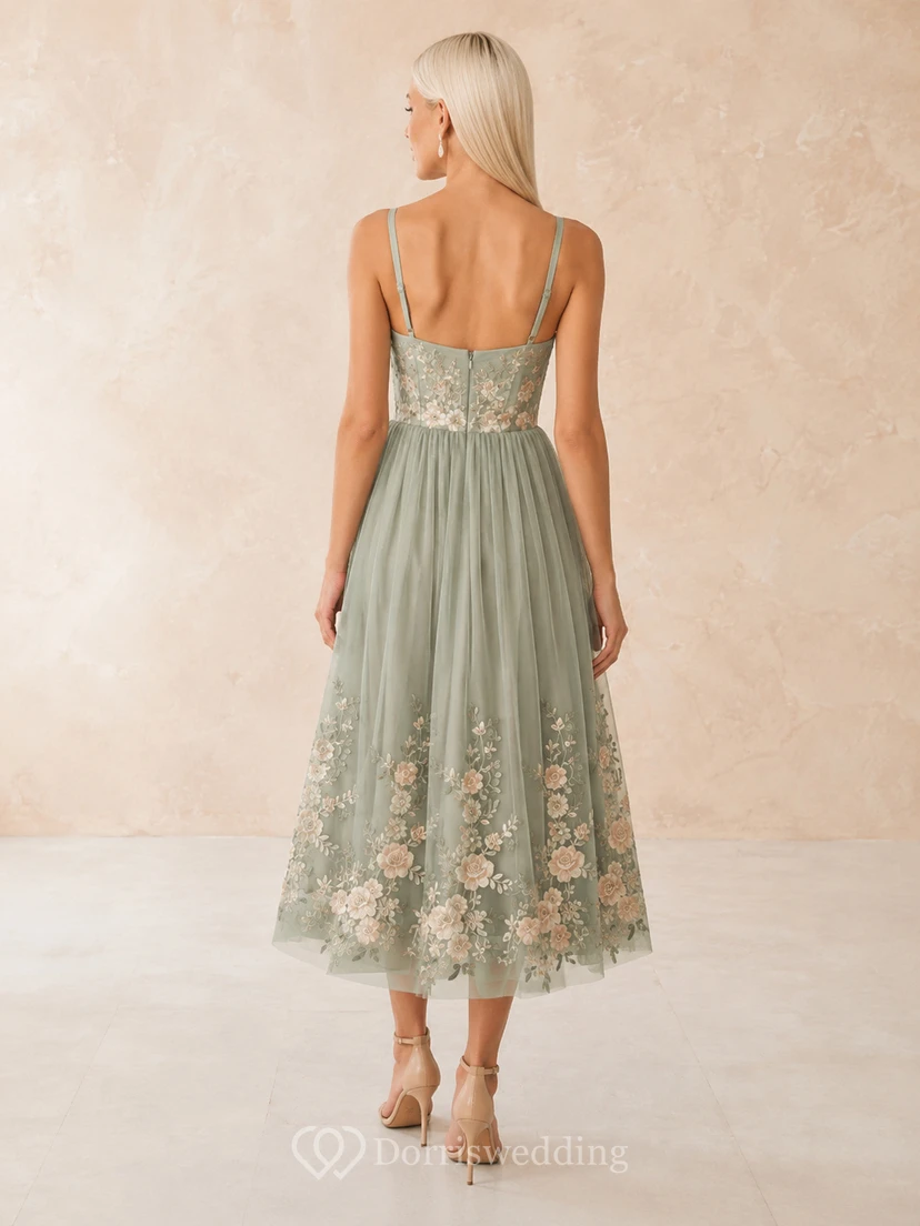 Robe romantique à bretelles spaghetti et broderies florales en tulle, coupe trapèze, longueur thé, couleur céladon. view 2