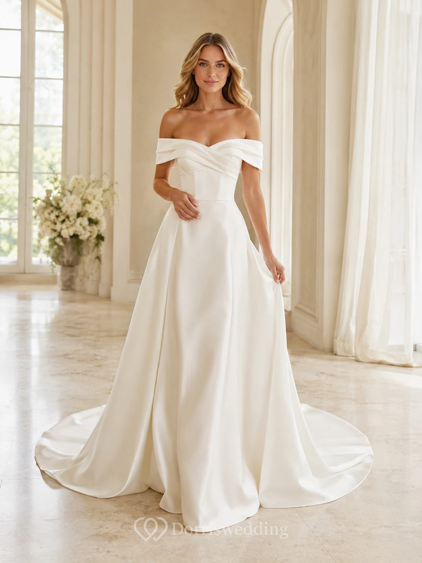 Robe de mariée style domaine, ornée de fronces, en satin raffiné, épaules dénudées, manches courtes, coupe trapèze, traîne courte et épaules tombantes.