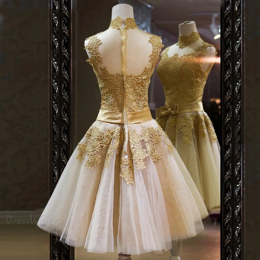 Precioso vestido corto de fiesta sin mangas con cuello alto y apliques dorados de tul view 3