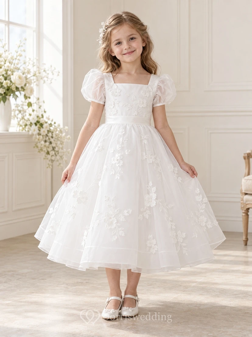 Vestido de niña de flores blanco con escote cuadrado, estampado floral, corte en A, mangas abullonadas y lazo en la espalda.