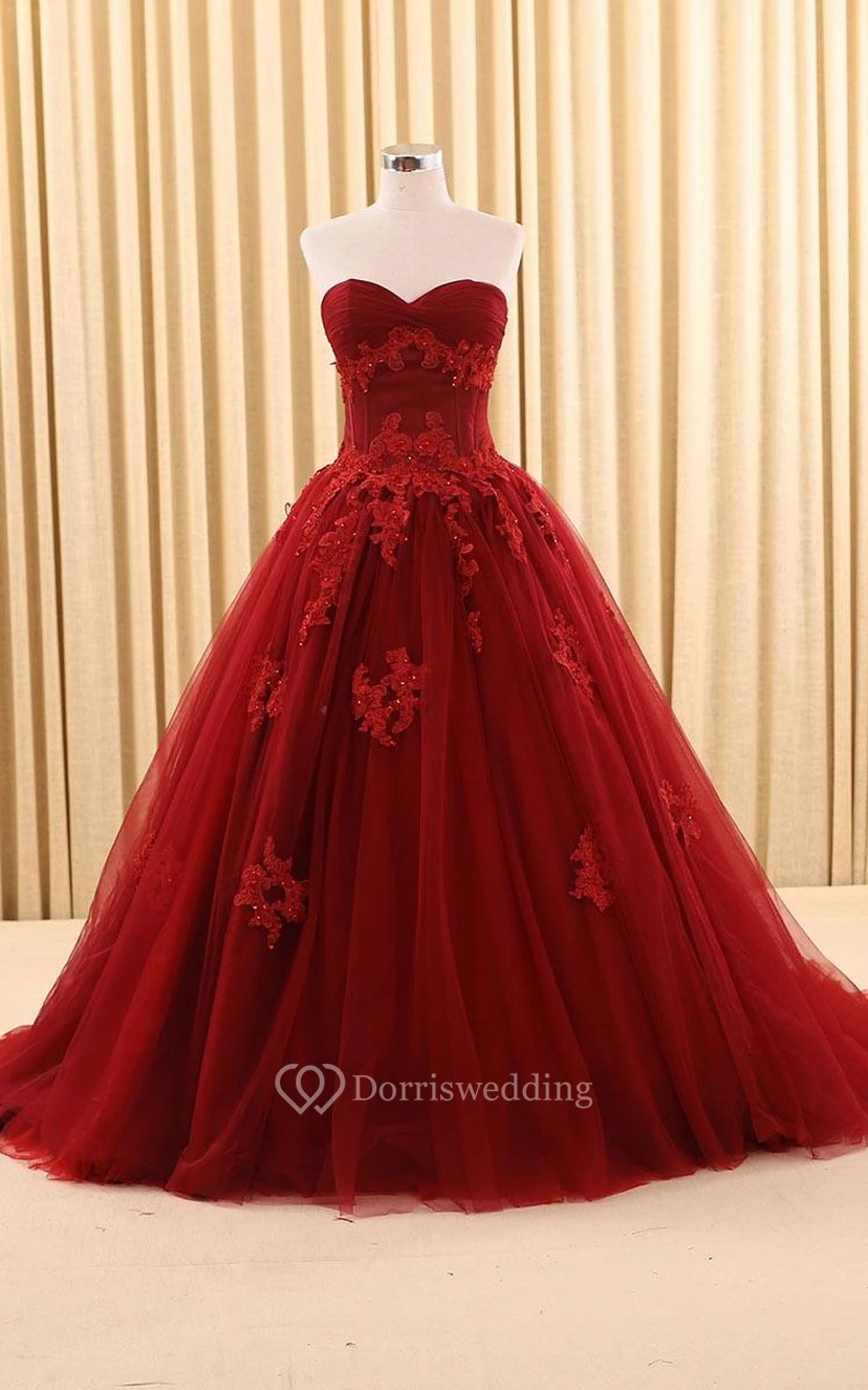 Vestido de gala largo hasta el suelo con escote corazón, apliques, cola larga, cremallera, corsé en la espalda y encaje de tul.