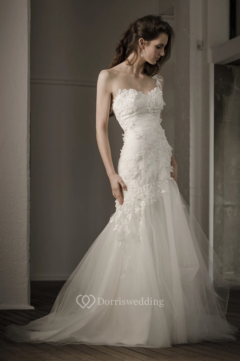 Robe de mariée trompette longue sans manches en tulle à une épaule, ornée d'appliqués, dos nu et traîne courte
