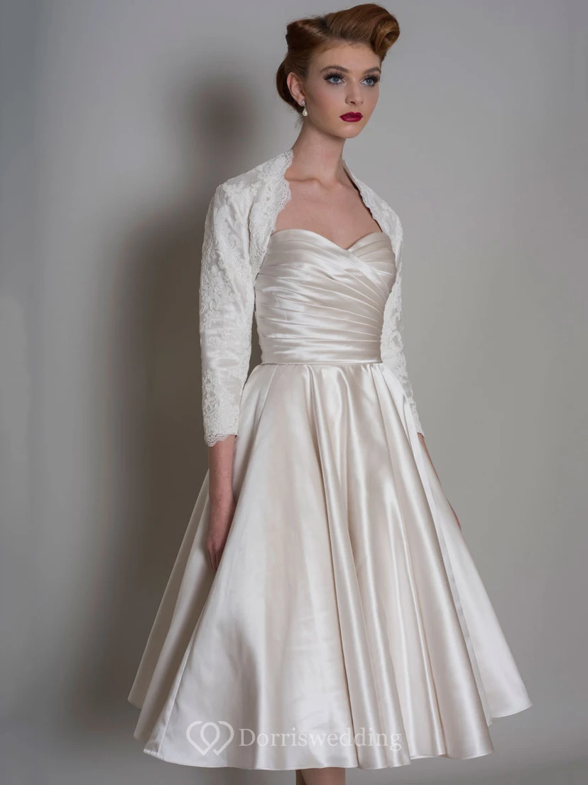 Vestido de novia midi de satén con escote corazón y corte en A, con tiras cruzadas y chaqueta.