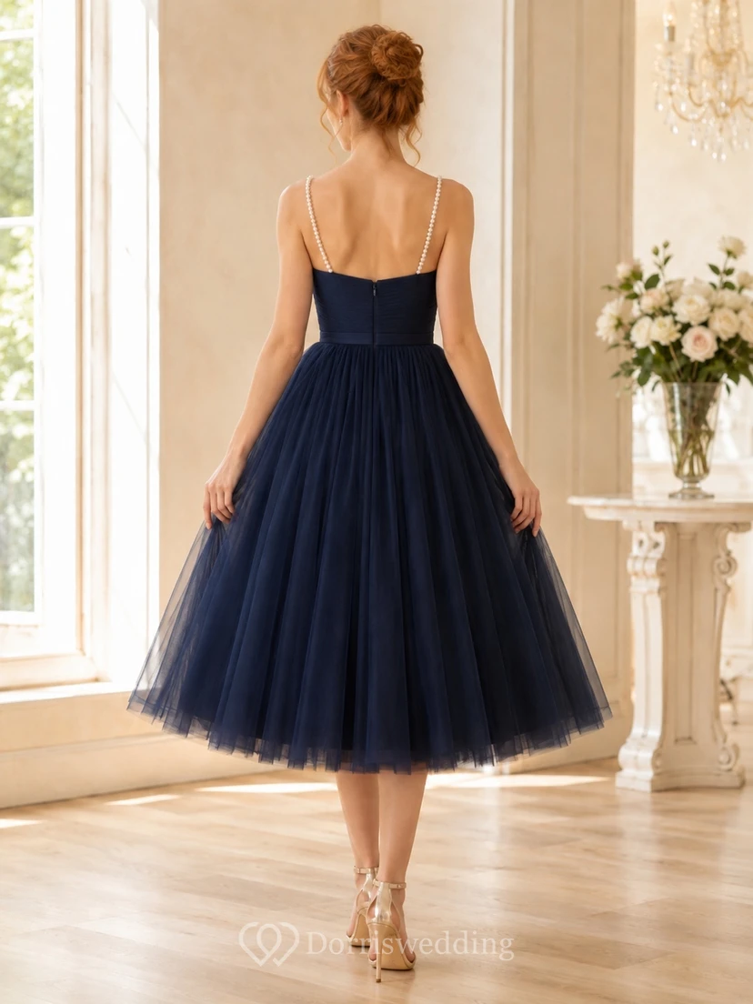 Robe de bal bleu marine en tulle longueur thé, décolleté en cœur, taille structurée, jupe ample et volants. view 2