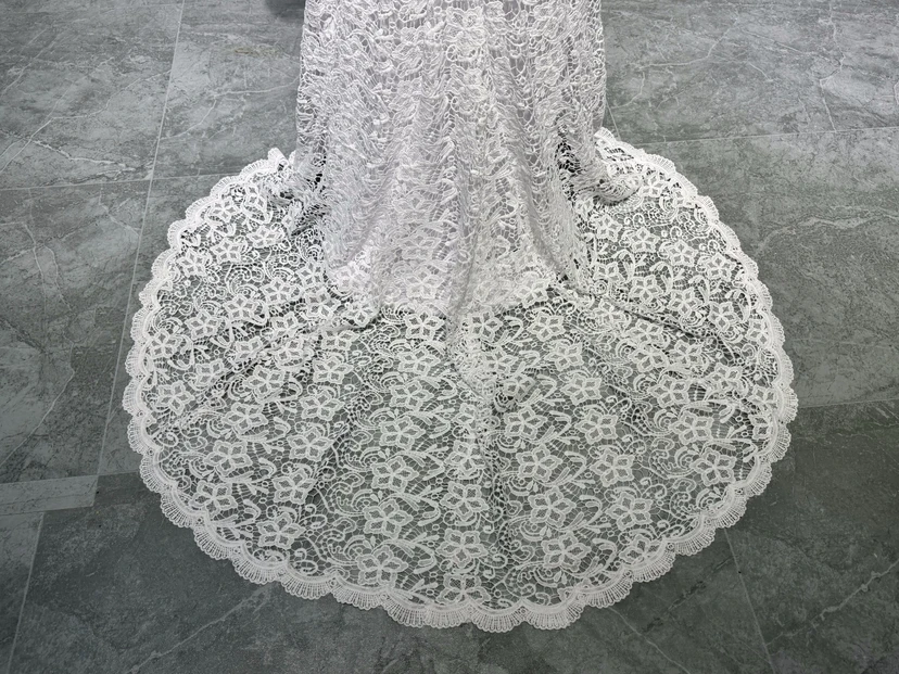 Robe de mariée bohème en dentelle à manches longues, coupe modeste et évasée view 4