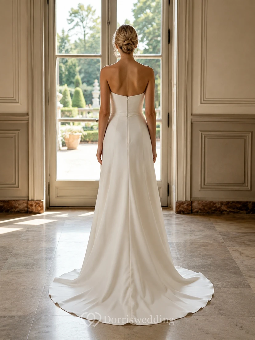 Robe de mariée fourreau en satin sans bretelles, décolleté en cœur et fente view 2