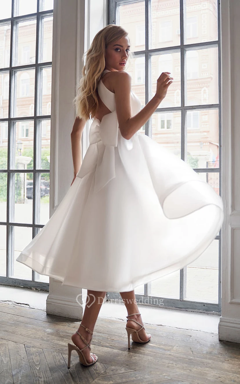 Ärmelloses, tief ausgeschnittenes Brautkleid aus Satin in Teelänge mit Applikationen view 2