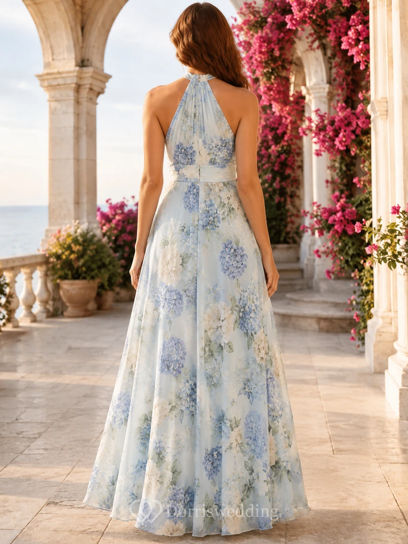 Vestido de bienvenida azul de gasa con cuello halter alto y corte en A, estampado floral, largo hasta el suelo. view 2