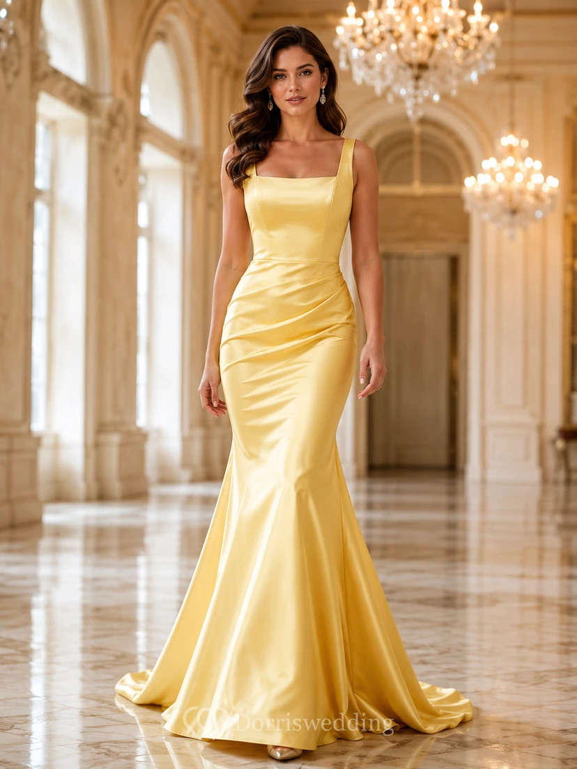 Vestido de novia moderno de satén color amarillo dorado con escote cuadrado y cola larga estilo sirena.