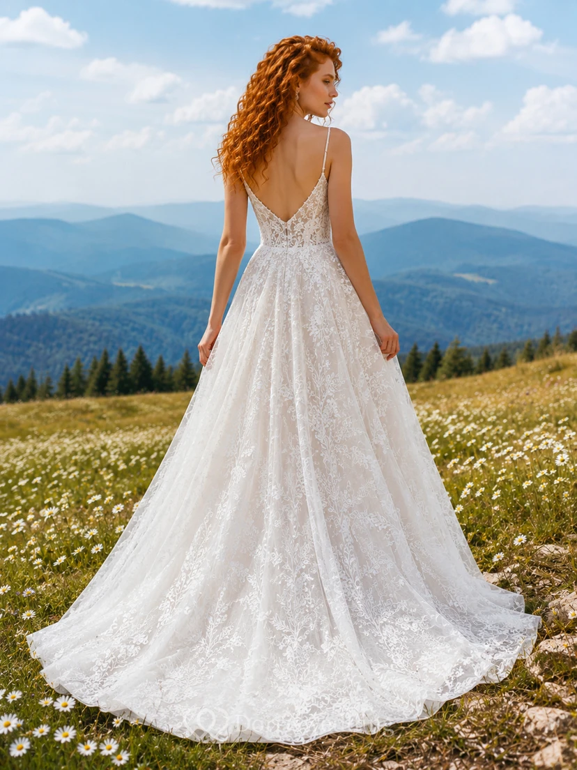 Robe de mariée champêtre en tulle, coupe trapèze, col en V, manches papillon, traîne chapelle, dos nu plongeant. view 2