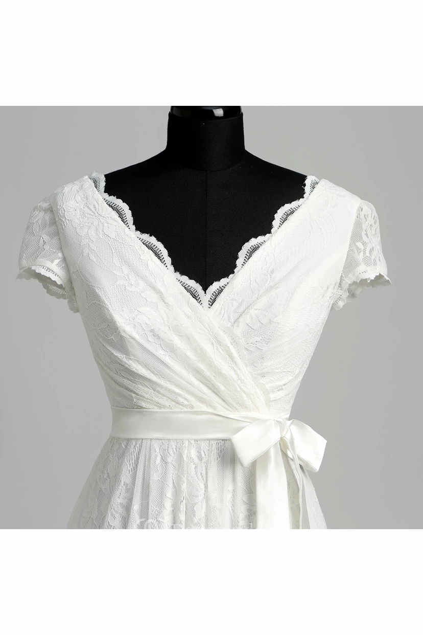 Robe de mariée en dentelle, coupe trapèze, décolleté en V festonné, manches courtes illusion, longueur au sol view 11
