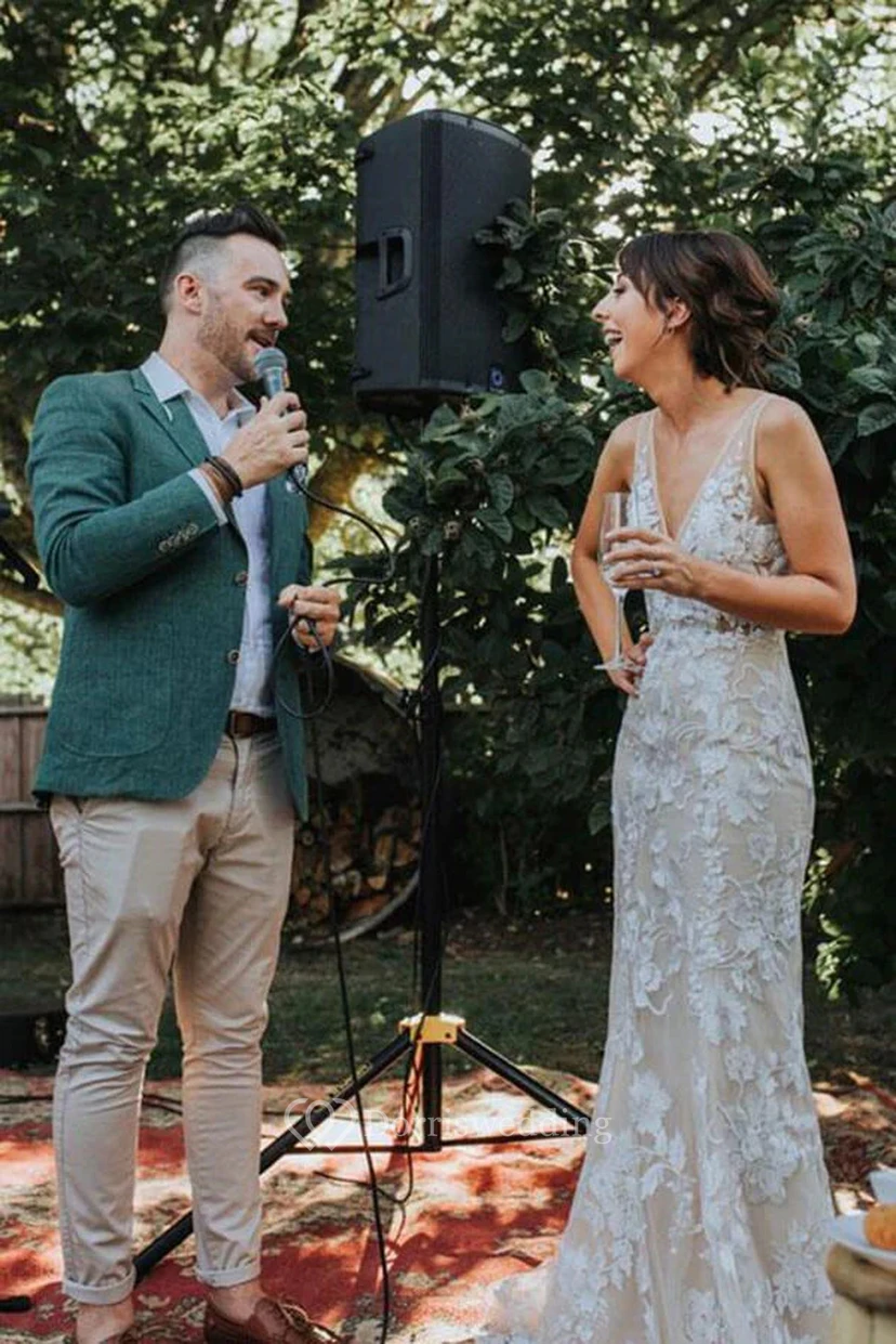 Lässiges, ärmelloses Etuikleid aus Spitze mit tiefem V-Ausschnitt am Rücken – perfekt fürs Sommerhochzeit view 4