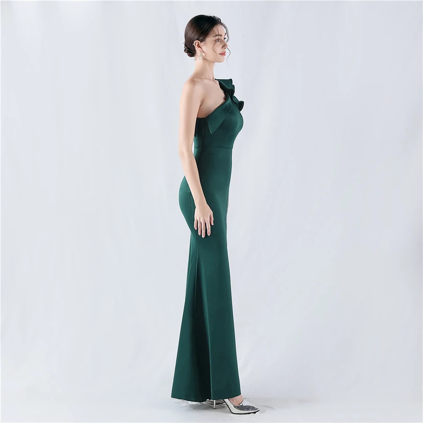 Vestido de noche con cuello oblicuo, hombros con estampado de hojas de loto, bordado artesanal y diamantes, ideal para la celebración de la reunión anual. view 13