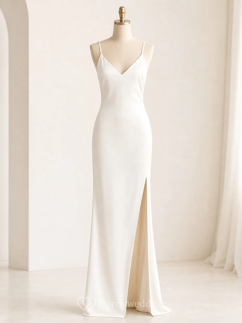 Vestido de novia sencillo para la playa, estilo tubo, con tirantes finos, espalda drapeada y abertura. view 9