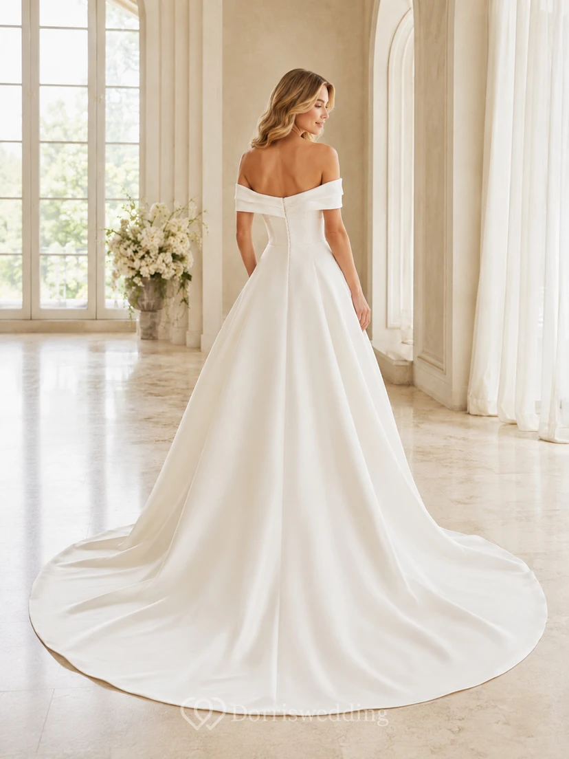 Robe de mariée style domaine, ornée de fronces, en satin raffiné, épaules dénudées, manches courtes, coupe trapèze, traîne courte et épaules tombantes. view 2