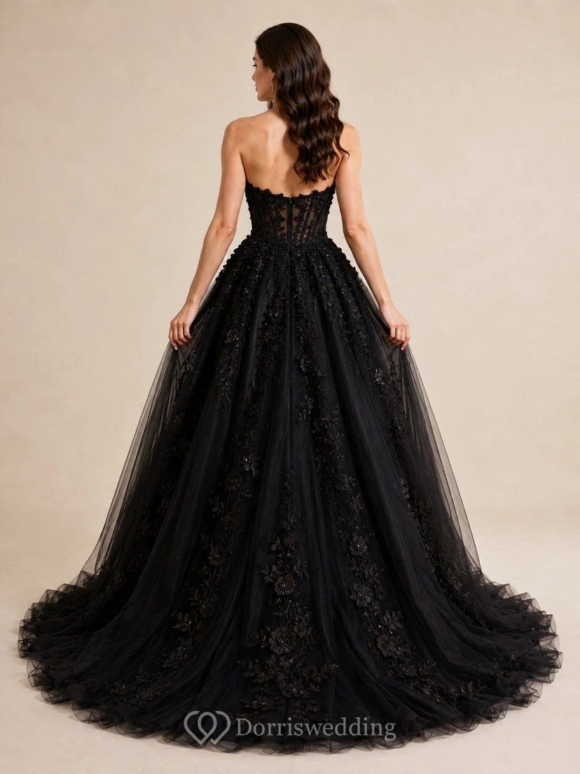 Vestido de novia clásico de gala negro con cola larga y encaje. view 2