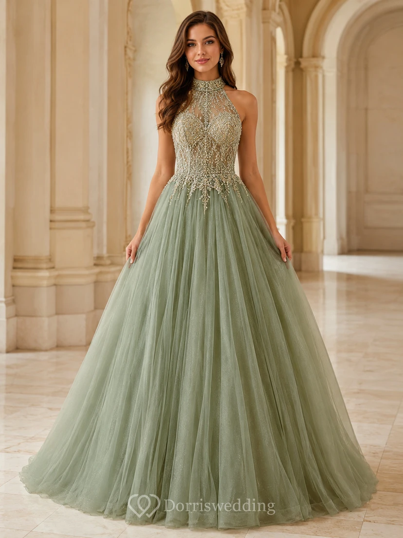 Robe de bal élégante de princesse pour les 16 ans, vert sauge, col montant, ornée de perles dorées et de tulle.