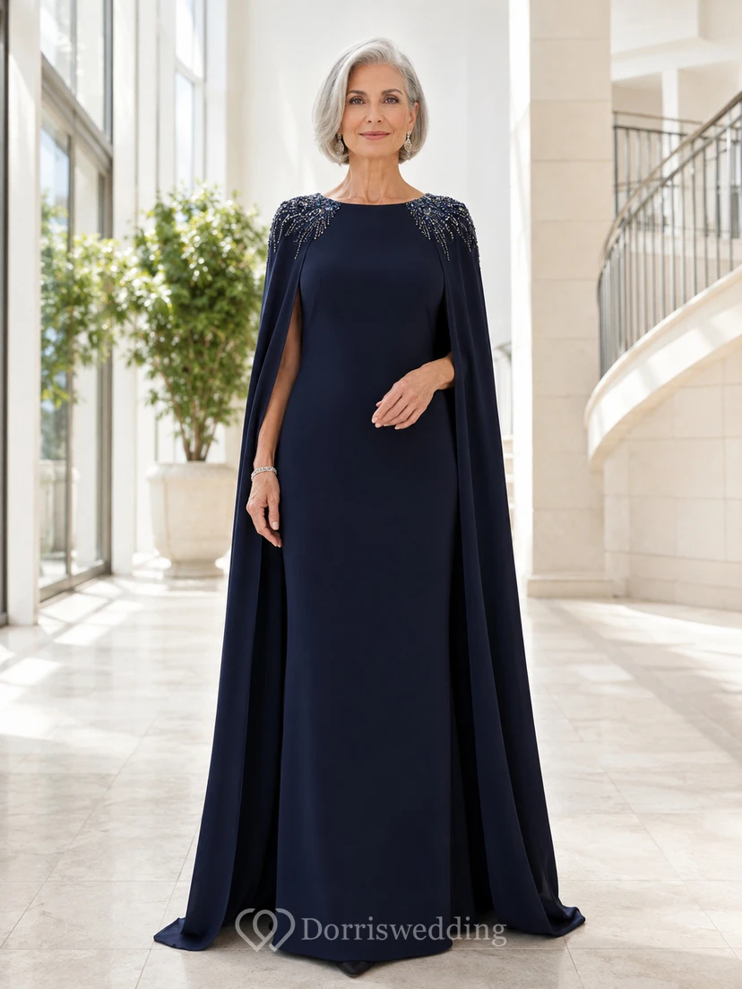 Dunkelblaues, schlichtes, bodenlanges Abendkleid mit U-Boot-Ausschnitt, Perlenbesatz an den Schultern und langem Cape – ideal für die Mutter der Braut