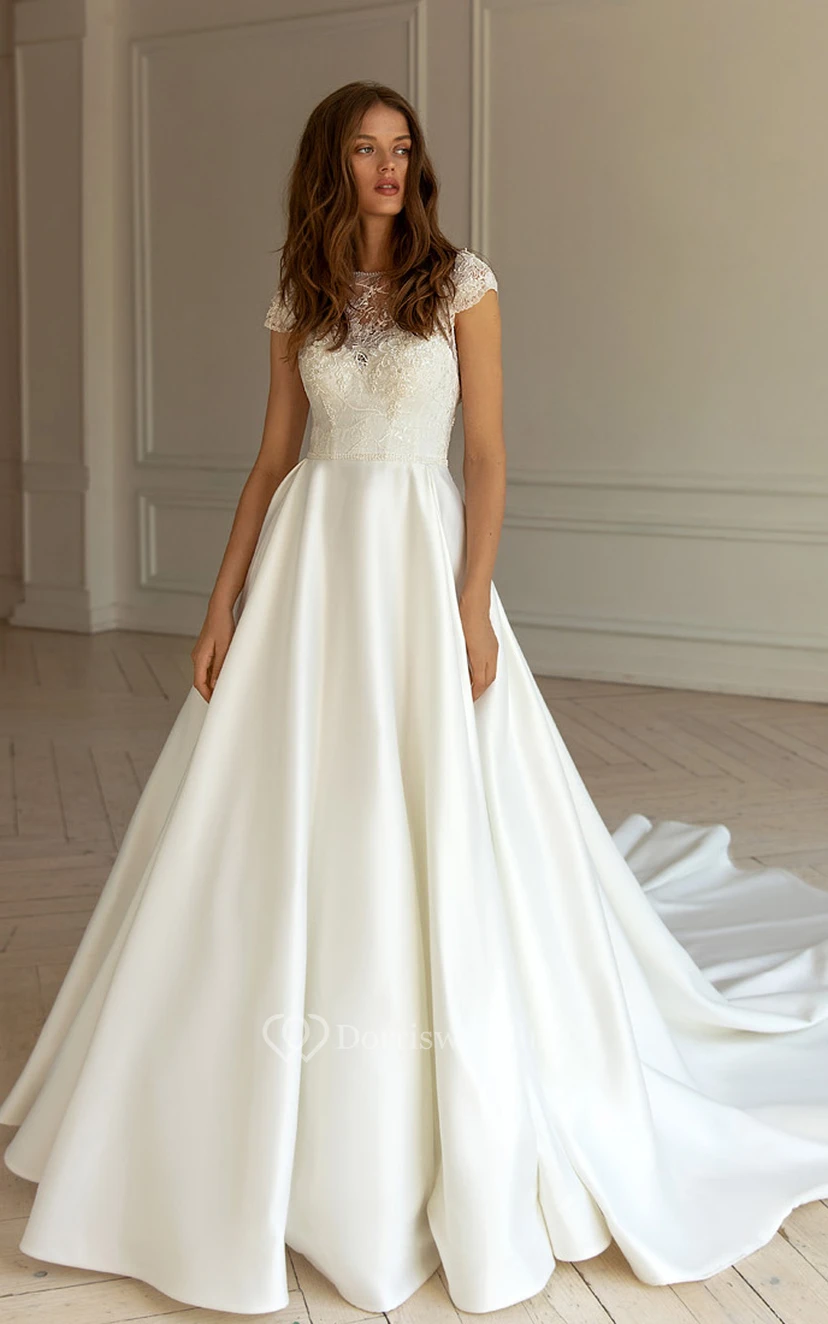 Robe de mariée moderne en satin, coupe trapèze, traîne courte, manches courtes et appliques