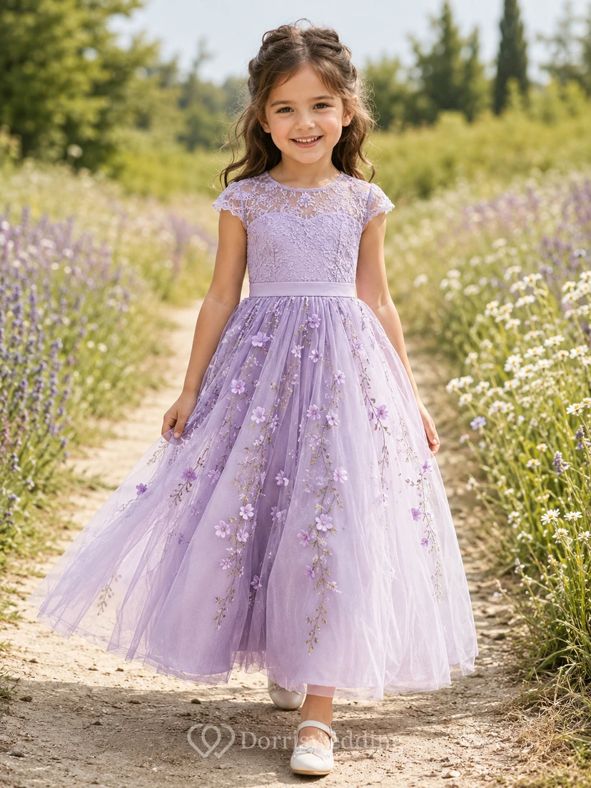 Robe de demoiselle d'honneur en tulle, longueur thé, coupe trapèze, en dentelle florale lavande, manches courtes, idéale pour un mariage champêtre.