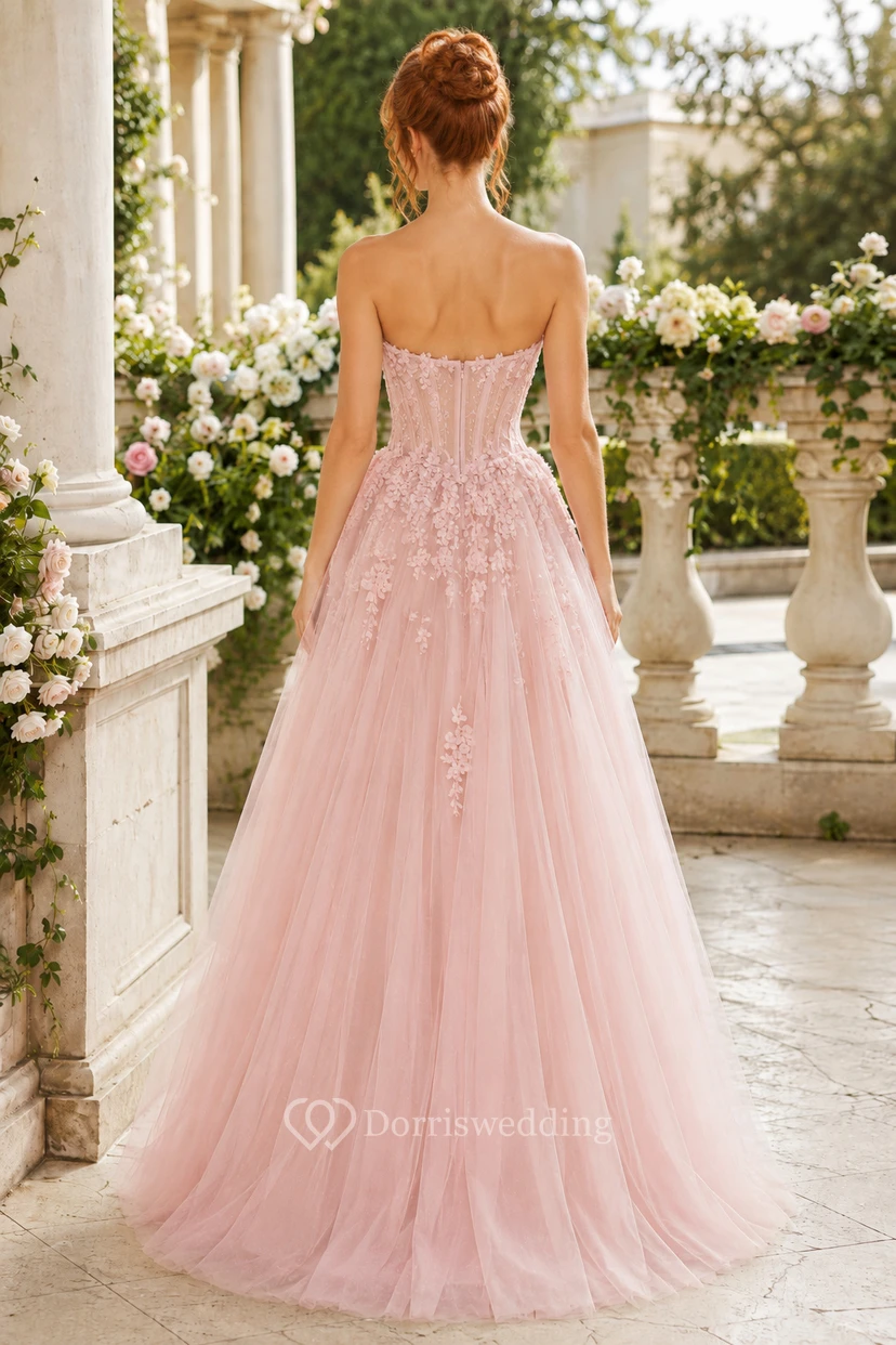 Zartrosa, trägerloses Tüllballkleid mit floralen Applikationen am Oberteil view 2