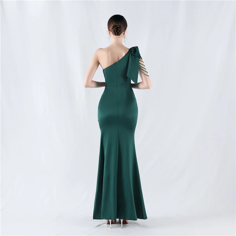 Vestido de noche de satén de alta gama con encaje de diamantes y diseño artesanal. view 16