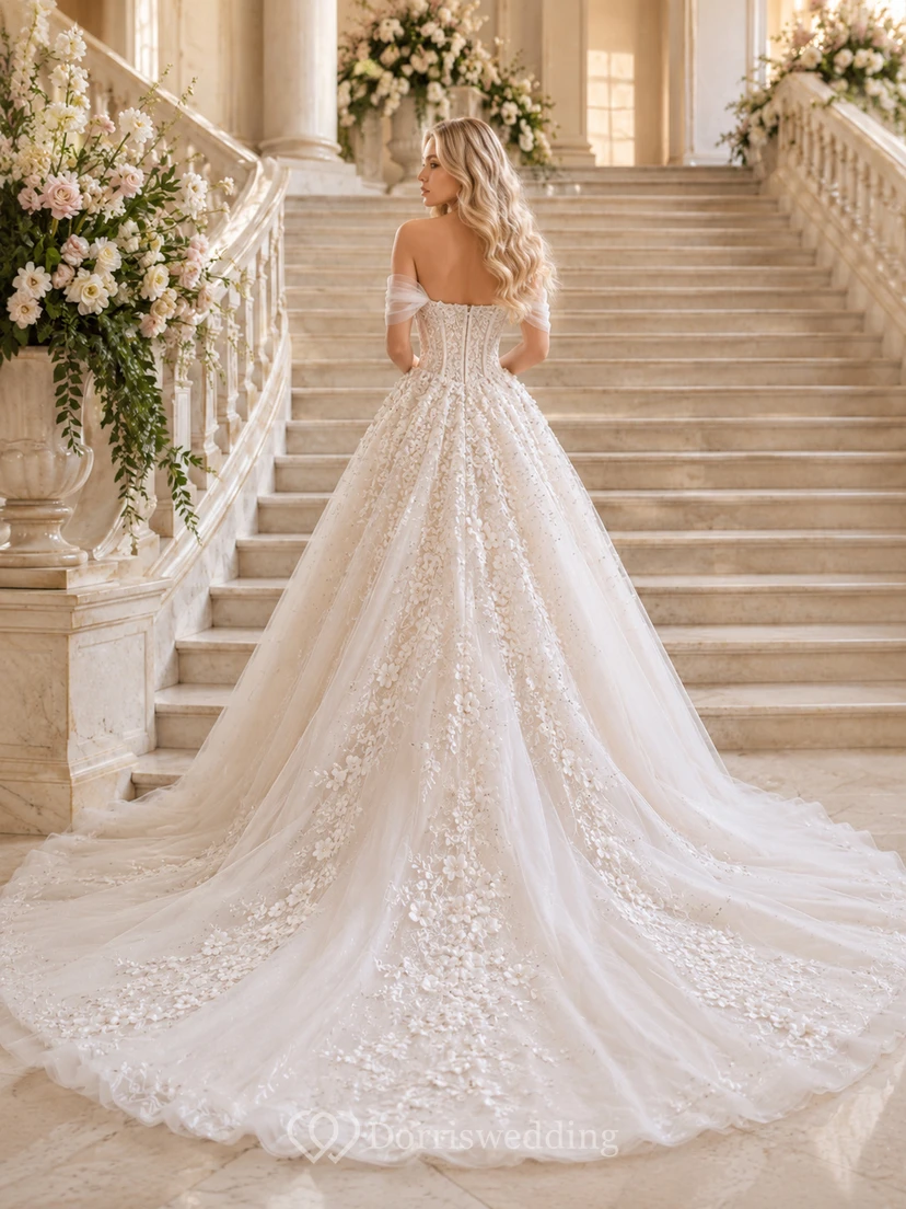Robe de mariée trapèze en tulle et dentelle florale à épaules dénudées et manches courtes view 2