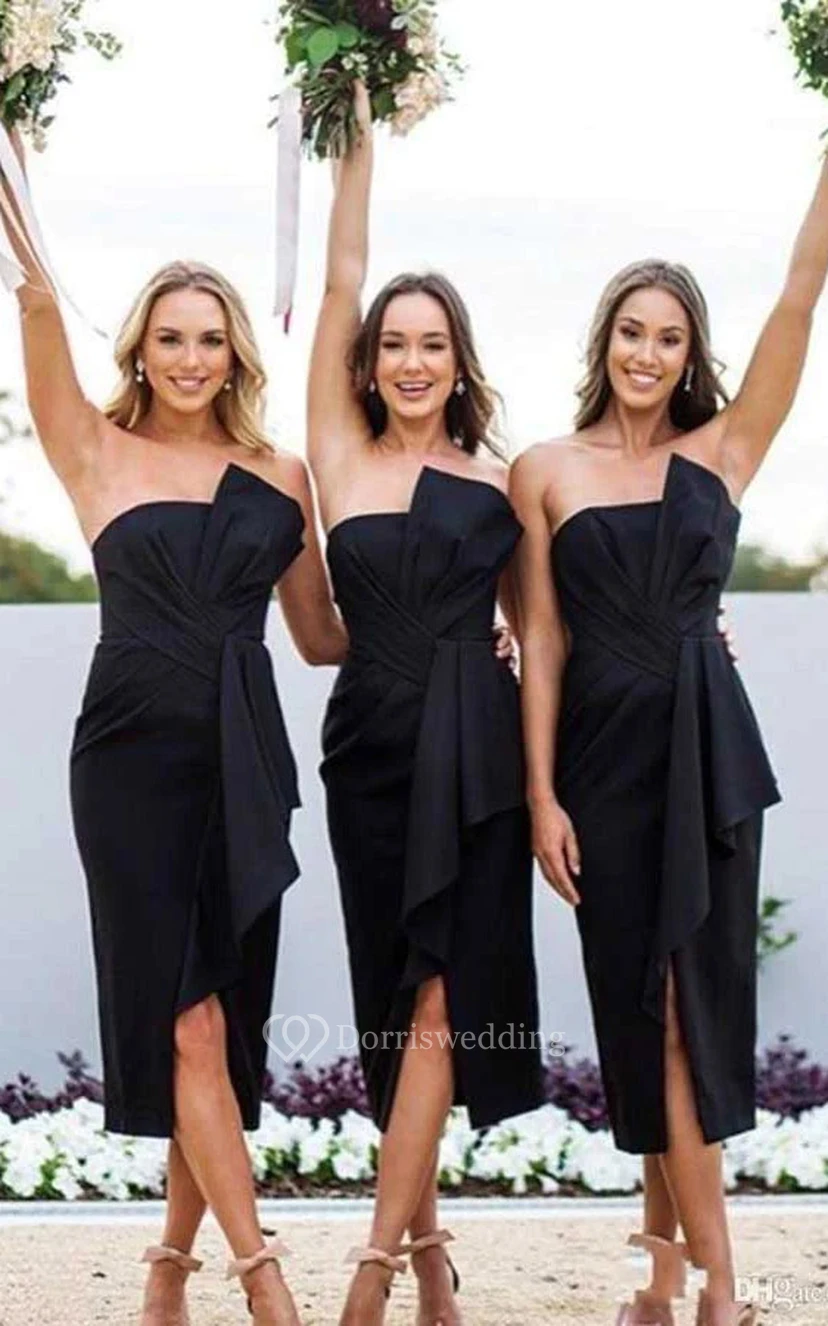 Elegantes, trägerloses schwarzes Midi-Brautjungfernkleid mit architektonischen Faltendetails