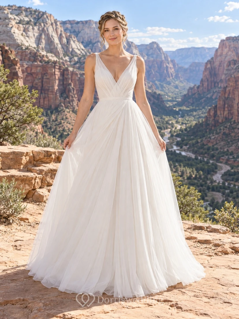 Schlichtes, schmal geschnittenes, gerafftes Brautkleid mit V-Ausschnitt, ärmellos, plissiertem Tüll in A-Linie und bodenlang