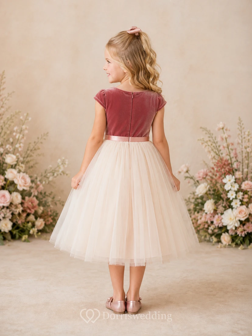 Robe de demoiselle d'honneur vintage en velours mauve, col rond, manches courtes, tulle, longueur thé, coupe trapèze, col rond, idéale pour une réception. view 2