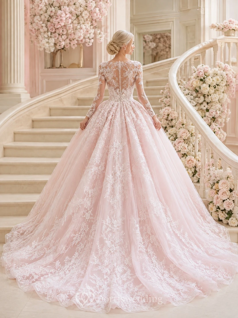 Luxuriöses, hochgeschlossenes, langärmeliges Ballkleid aus Spitze in zartem Rosa mit Schleppe view 2