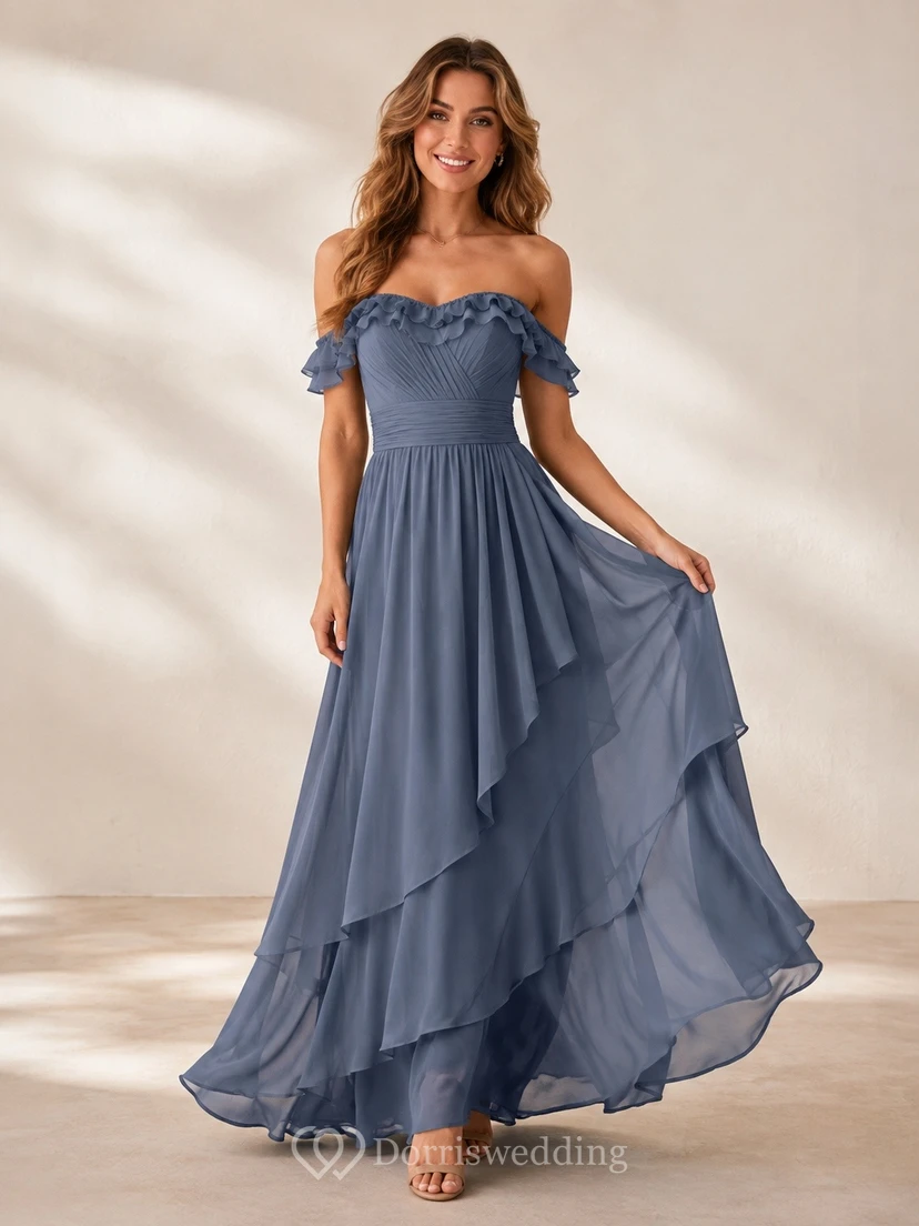 Stahlblaues, schulterfreies, kurzärmeliges, gestuftes Chiffon-Maxikleid in Bodenlänge mit Stufenrock