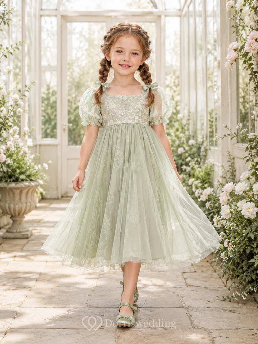Vestido de niña de las flores, color verde salvia, encaje, tul, corte en A, cuello joya, largo hasta la rodilla.