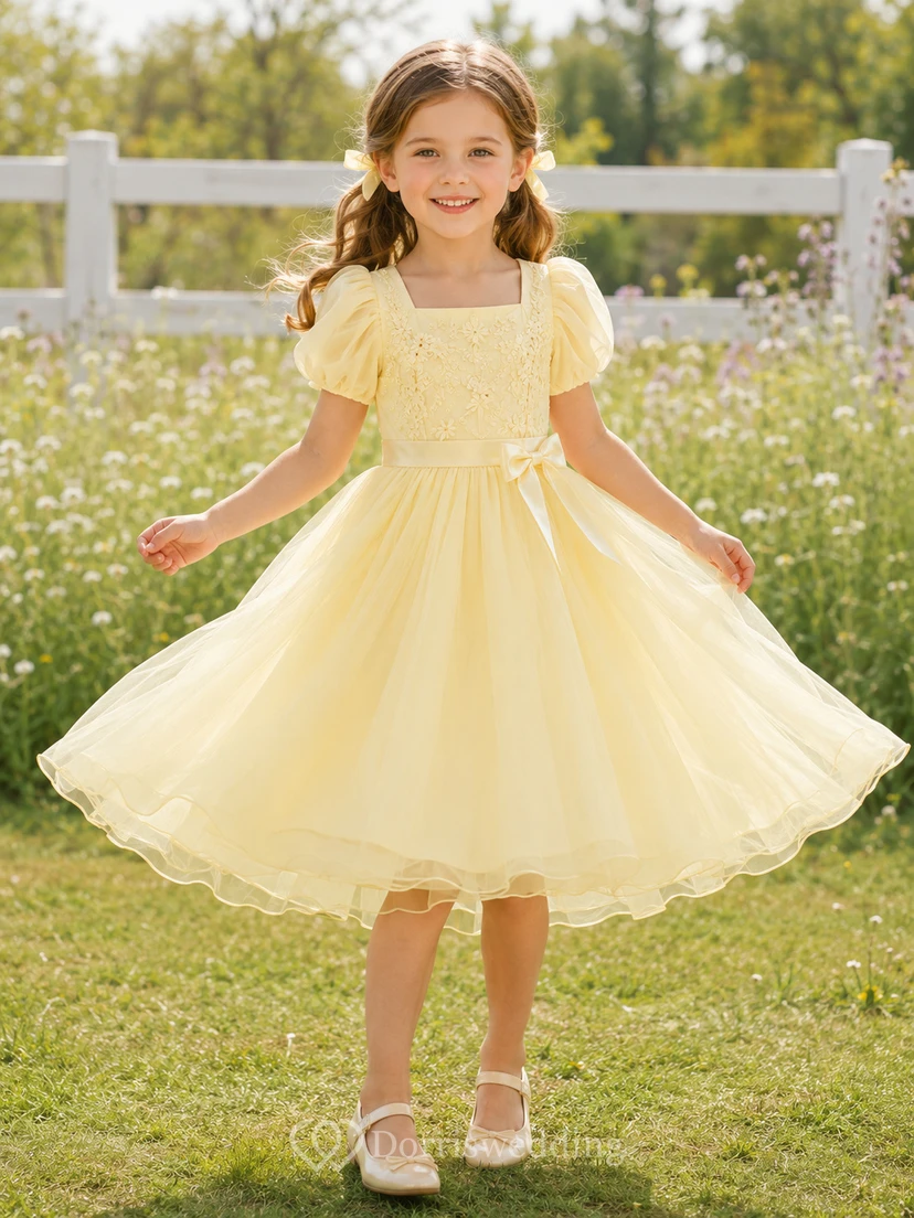 Robe de demoiselle d'honneur jaune beurre en tulle, coupe trapèze, manches bouffantes, col carré et volants