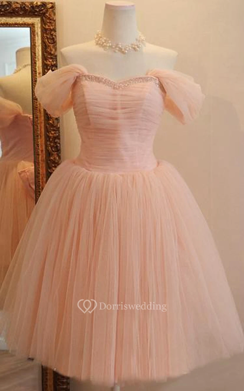 Encantador vestido corto de tul con escote Bardot y corte en A.