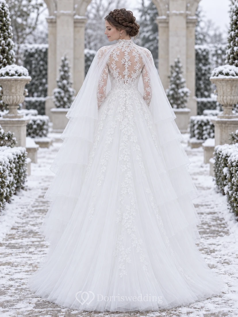 Vestido de novia de corte A con cuello alto, manga larga, encaje floral y capas escalonadas, ideal para invierno. view 2