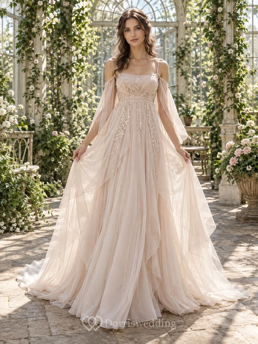 Robe de mariée bohème en tulle à bretelles spaghetti, col carré et manches cape drapées