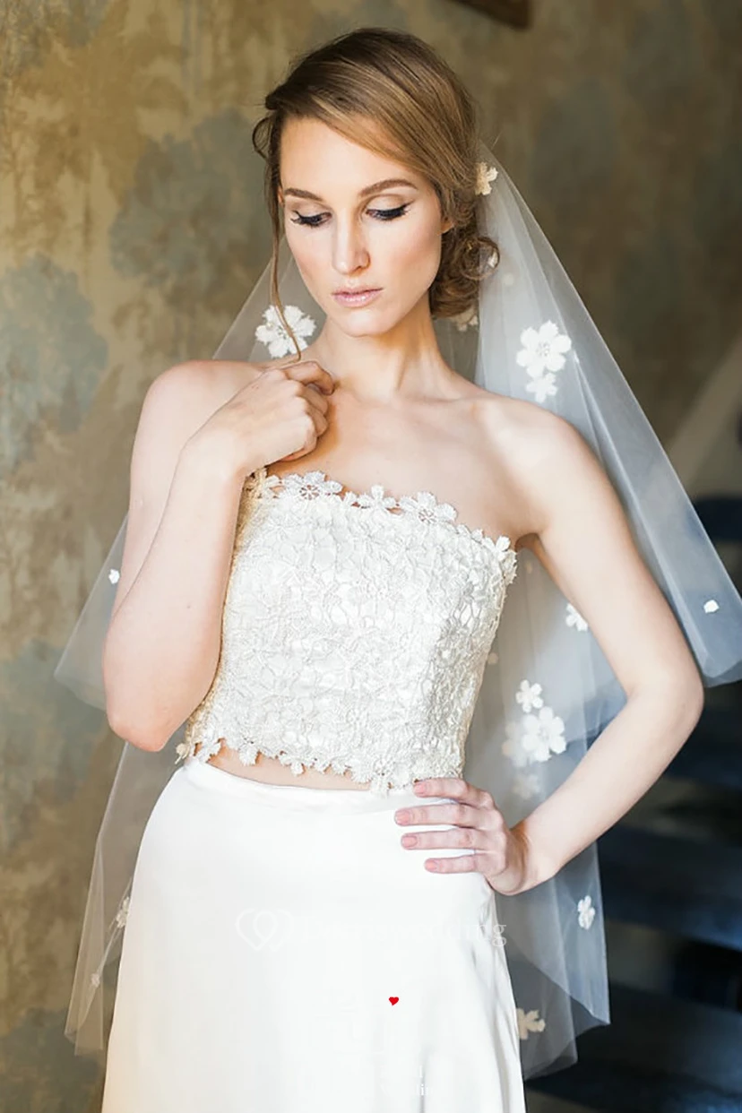 Vintage Style Short Tulle Wedding Veil with Flowers view 3