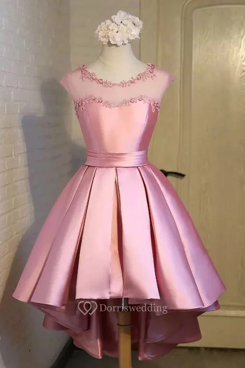 Robe de bal en satin à manches courtes asymétriques et coupe bateau, dos lacé view 3