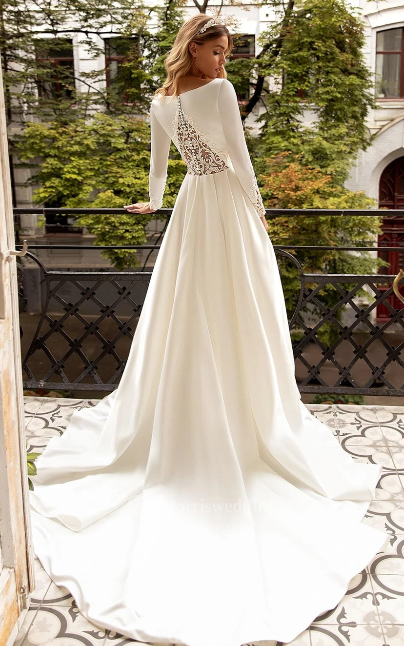 Robe de mariée moderne en satin, coupe trapèze, avec fronces et traîne. view 2