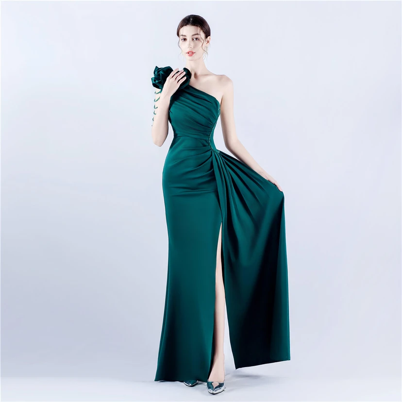 Vestido de noche de satén plisado con hombros descubiertos y escote alto, bordado a mano con cuentas y flores, para mujer. view 19