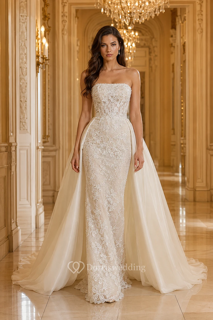 Robe de mariée fourreau en dentelle avec décolleté bustier et surjupe amovible