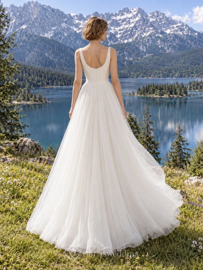 Vestido de novia sencillo de tul, corte en A, escote redondo, tirantes anchos, sin mangas, cola larga. view 2