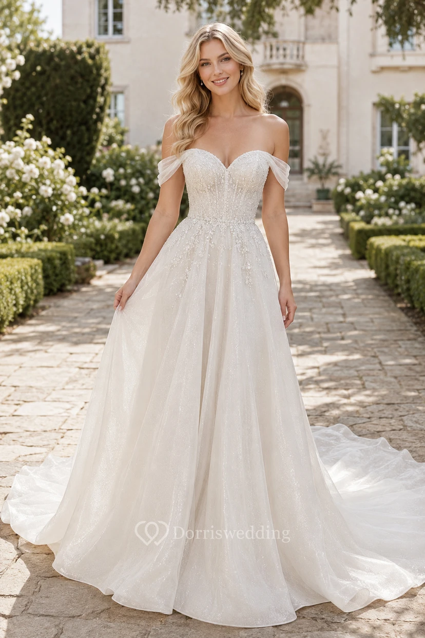 Robe de mariée en dentelle et tulle, coupe trapèze, épaules dénudées, manches courtes, traîne chapelle