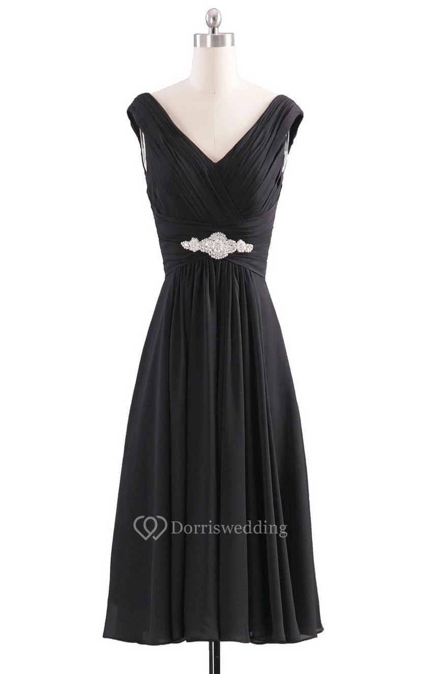 Vestido de gasa sin mangas con escote en V y corte imperio con volantes. view 8