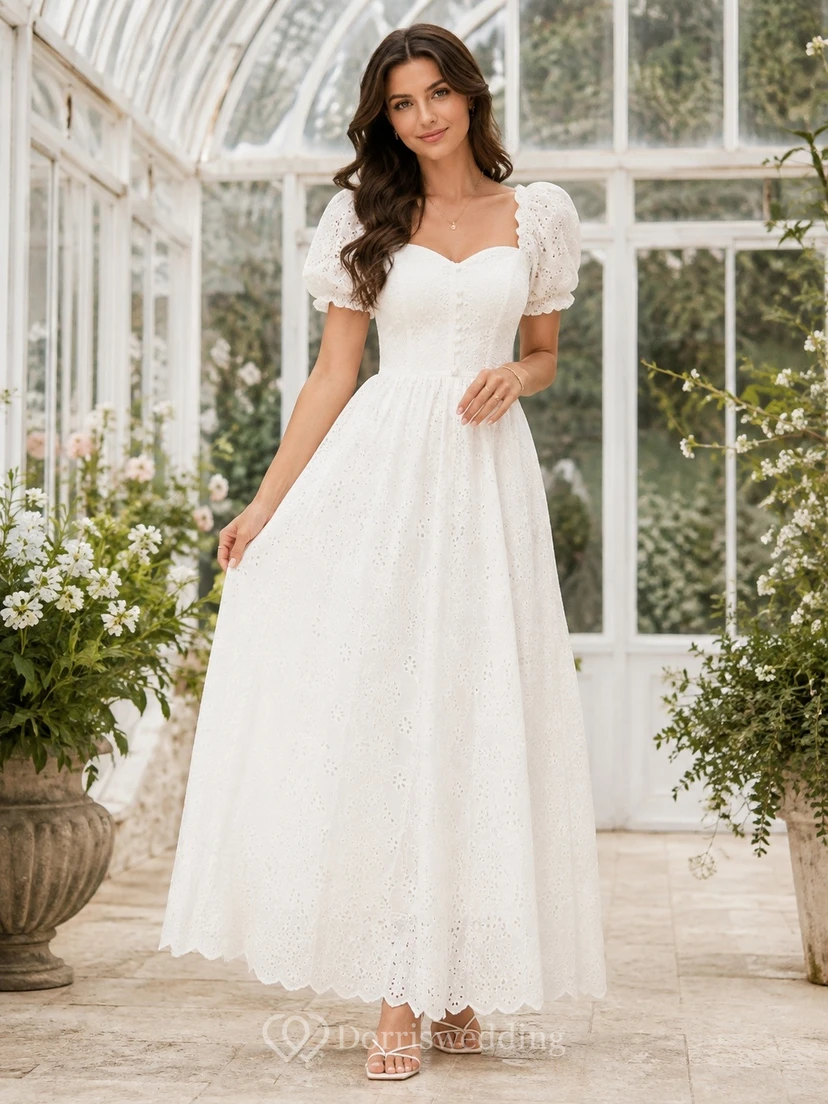 Vestido formal blanco de gasa con escote cuadrado, mangas abullonadas y corte en A, largo hasta el suelo.