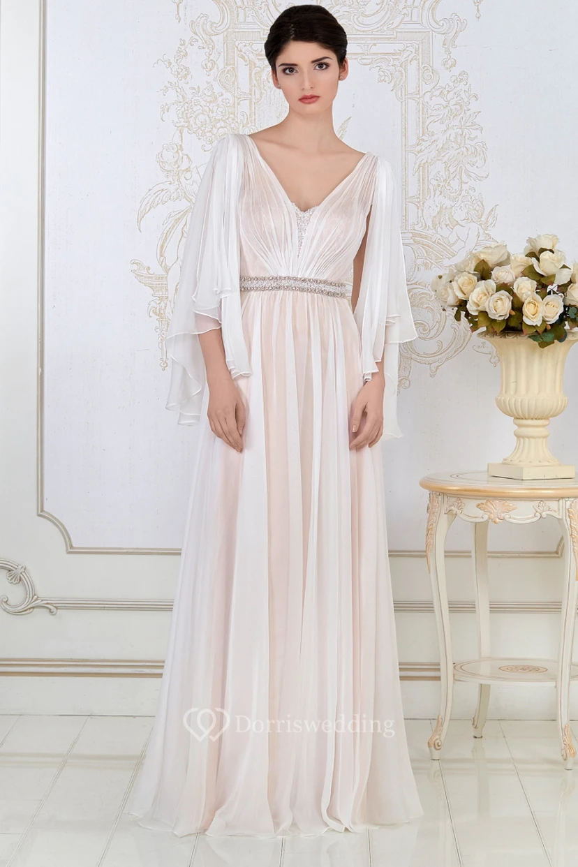 Robe de soirée longue en tulle, coupe trapèze, manches bouffantes, col en V orné de perles et de fronces.